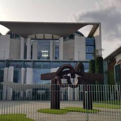 das Kanzleramt (im Volksmund die "Kanzlerwaschmaschine")