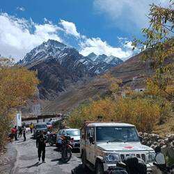Schlange vor der geschlossenen Schranke zum Pass, wegen Schneefall