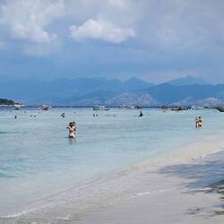 Rechts GiliT, links Gili Meno und hinten die Insel Lombok