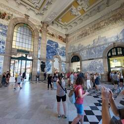 Im Bahnhof: Porto São Bente.