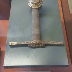 "...e Gesù passava in mezzo a loro"