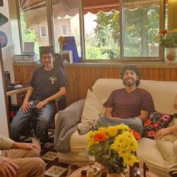 Nonno atendiendo a amigos peruanos del cole Dani q viven en Italia