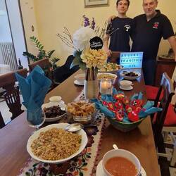 Listos para almorzar deliii.. engriendo al cumpleañero con su chifita 💙