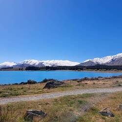 Blau-türkise Farbe aufgrund von durch Gletscher zermahlenem Gesteinsstaub