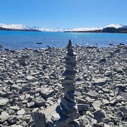 Blau-türkise Farbe aufgrund von durch Gletscher zermahlenem Gesteinsstaub