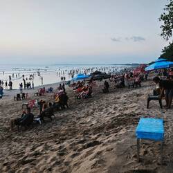 Kuta Beach, von Romantik ist hier leider nicht viel zu sehen.