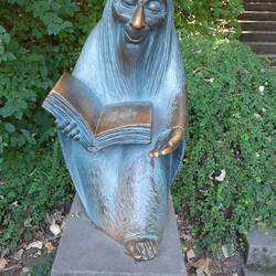 Ein märchenvorlesender Gnom bewacht den Eingang zum Märchengarten