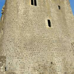 Fels in die Mauer integriert.