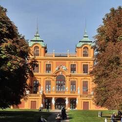 Im nahen Favorite-Schlößchen wohnten seinerzeit die Mätressen des Königs