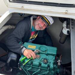 Steffen bei der Motorwartung