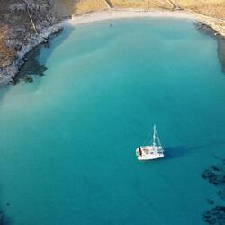 Bucht auf Rinia, hier waren wir viele Tage eingeweht
