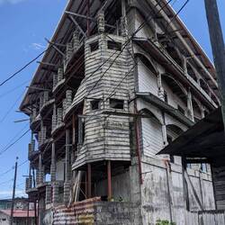 Überall Baustellen und zerfallene Häuse 🥴