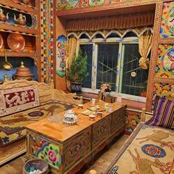 Tibetische Teehäuser in den Örtchen am Wegesrand