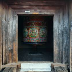 Gebetsräder in vielen Formen und Farben