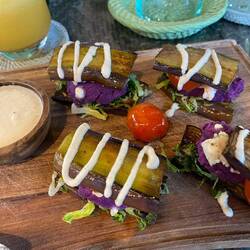 Für Sophie gab es Sandwiches. Anstatt Brot aber Zucchini... Wer kommt auf so eine bescheidene Idee??