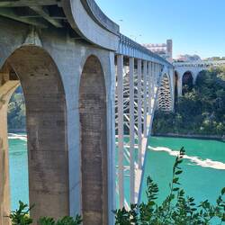 Die Regenbogenbrücke zwischen beiden Niagara Falls