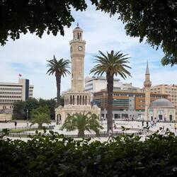 The clock tower (1901) and 18th century Konak Camii (mosque) are near the entrance to Kemeraltı.