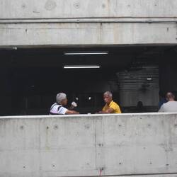 Tomando un tinto en el metro