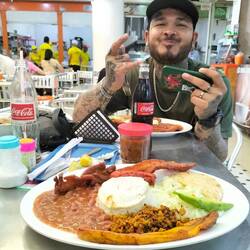 Mi amigo colombiano del hostal que me dio un tour por el centro