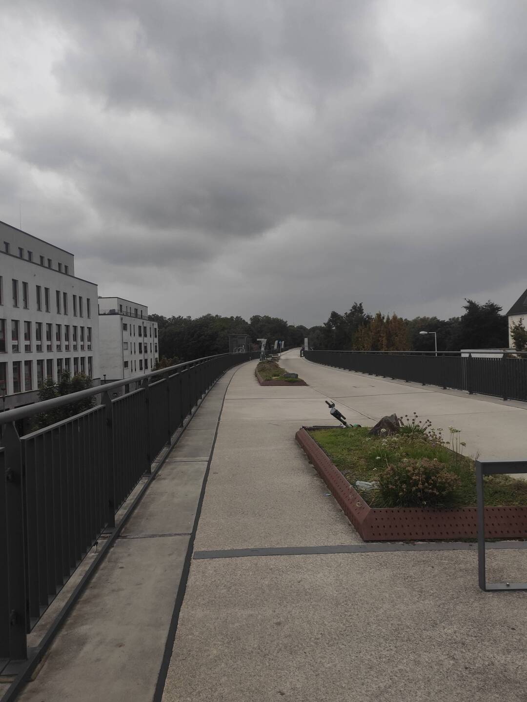 Hochgelegte Fußgänger und Fahrradstrecke