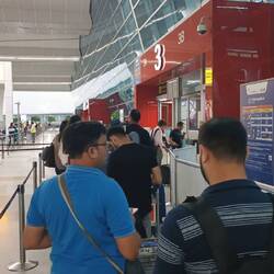 Erster Security-Check am Abflug-Terminal