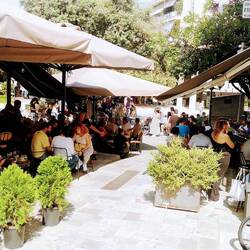 DIE CAFES IN DER STADT SIND RAPPELVOLL