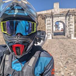 Hängebrücke im Hintergrund