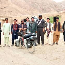 Der DorfPolizist hat es voll im Griff.