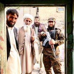 Das geistliche Oberhaupt, der Englischlehrer als Übersetzer und die Taliban.