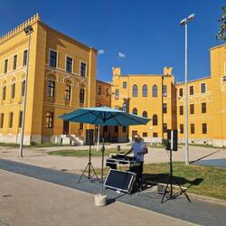 Kurzer rave auf einem Schulhof