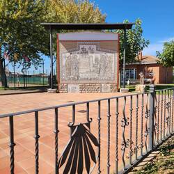 Entering Villar de Mozarife.