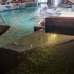 Im Vordergrund befindet sich ebenfalls ein Pool im Stil eines sog. Infinity-Pools