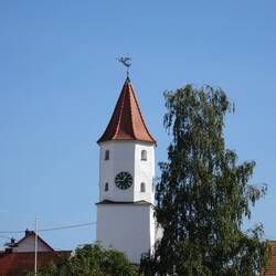 Aussicht auf den Kirchturm in Oppertshofen von meiner Pausenbank