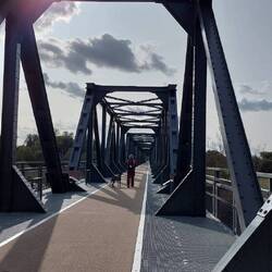 Über diese brandneue Fußgänger Brücke verlassen wir Polen!