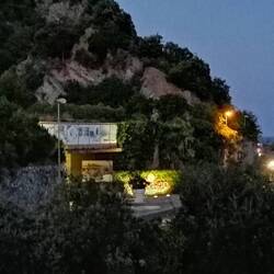 Die Einfahrt zum Hotel