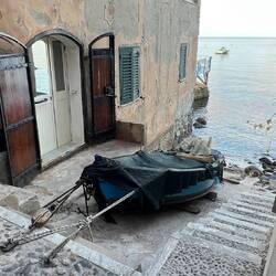 Boot neben dem Haus aufs Trockene gebracht