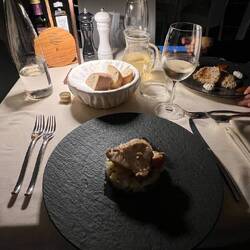 Im Fischrestaurant mit Terrasse über dem Wasser