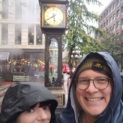 Mit der berühmten Uhr in Gastown.