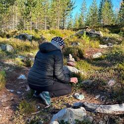 Auf dem Eweg zum See kleine Stein Skulpturen bauen