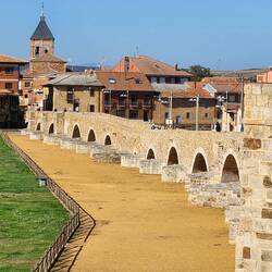 Legend has it that don Suero de Quiñones and 9 men defended this bridge against 300 men.
