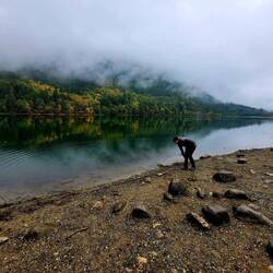 Sarah sucht Steine zum Flitschen.