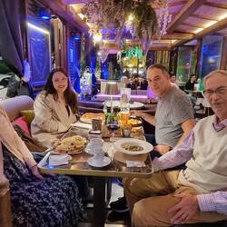 Ya por la noche en un restobar en Montecatini