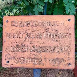 ...und Dank an die damaligen Helfer, Kanzler Schröder wird nicht erwähnt!