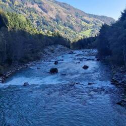 Auf einer Brücke über dem Fluss "Isel". Herrliche Sicht in beide Richtungen...