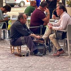 Shoe polisher who goes from table to table