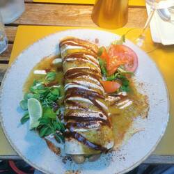 In Teig umhüllte Hühnchen, weiße Bohnen und eine pikante orientalisch gewürzte Soße.