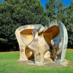 Monumemtale Skulptur von Henry Moore im Parque de los pueblos de Europa.