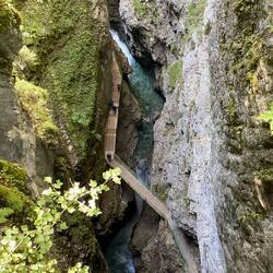 Ca. 100m tiefer Blick von der Brücke am Ende der Klamm. Unten sieht man die Besucher.