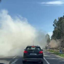 Hier kreuzte ein Motorcross-Fahrzeug die Straße. Nur durch einen Polizisten abgesichert