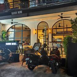 Unsere 'Maschinen' vor der Pizzeria unsere Wahl!